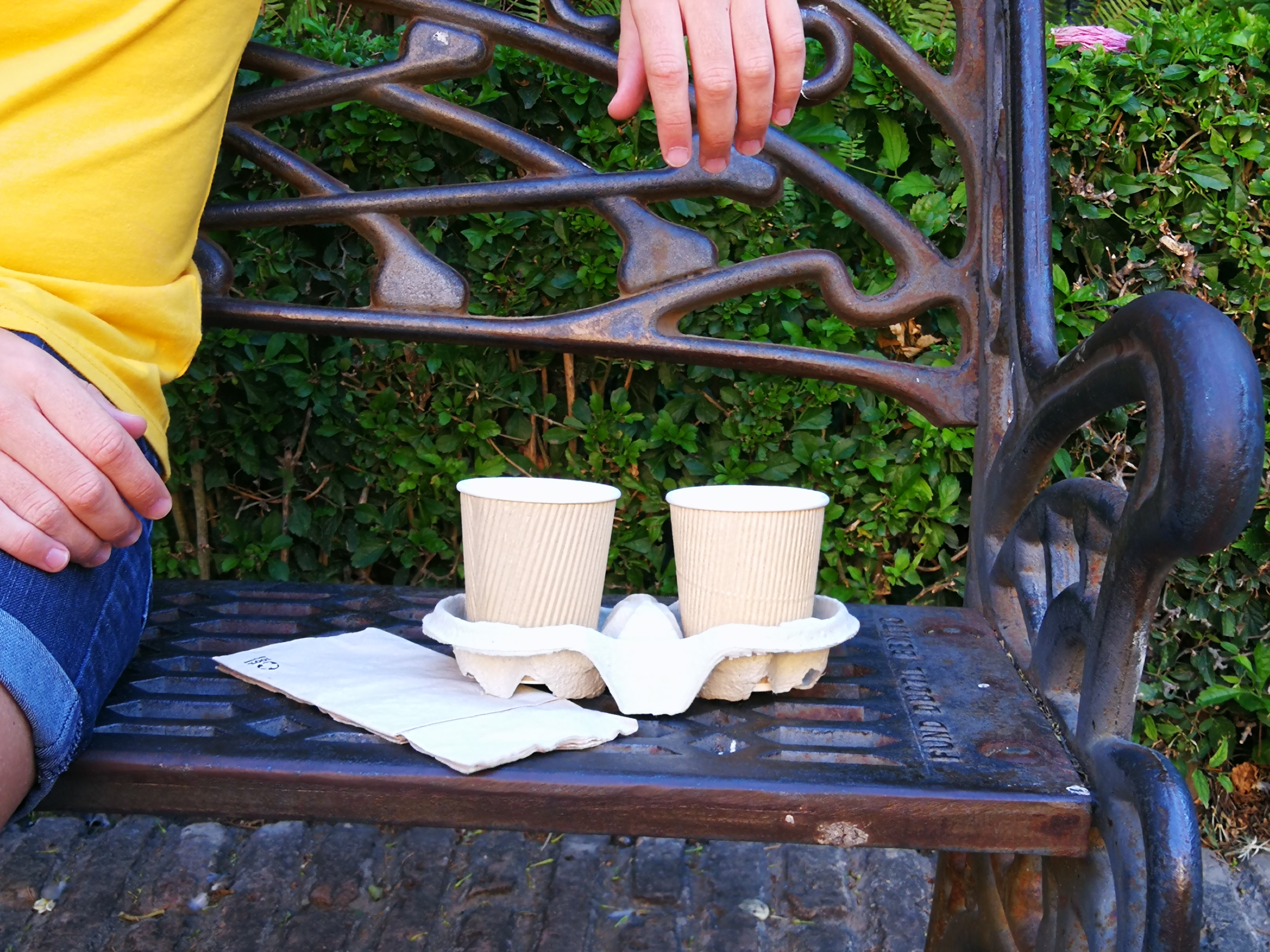 Café en taza, por favor!: el impacto ambiental de los vasos